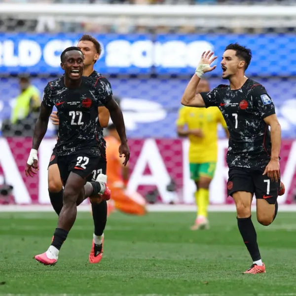 Canadá venció a Sudáfrica en el descuento y avanzó por primera vez a los octavos de final de un Mundial