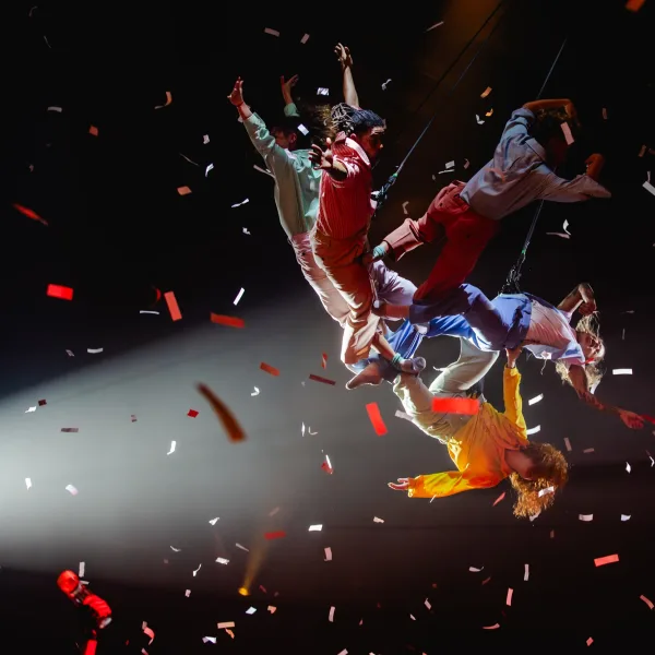 "Fuerza Bruta": la fiesta aéreo acrobática que agita con "AVEN"