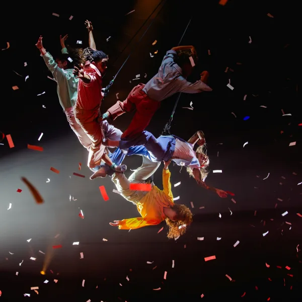 "Fuerza Bruta": la fiesta aéreo acrobática que agita en "AVEN"