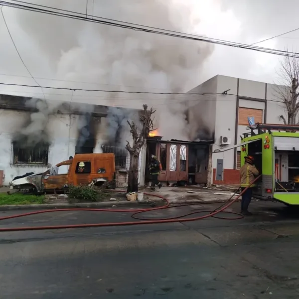 Incendio en La Plata: murió una mujer y un hombre sufrió graves quemaduras
