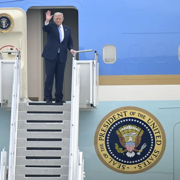 Donald Trump volvió a atacar a Giorgia Meloni y compartió un meme de ella