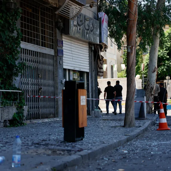 Siria: dos bombas explotaron frente al hotel donde se aloja Emmanuel Macron