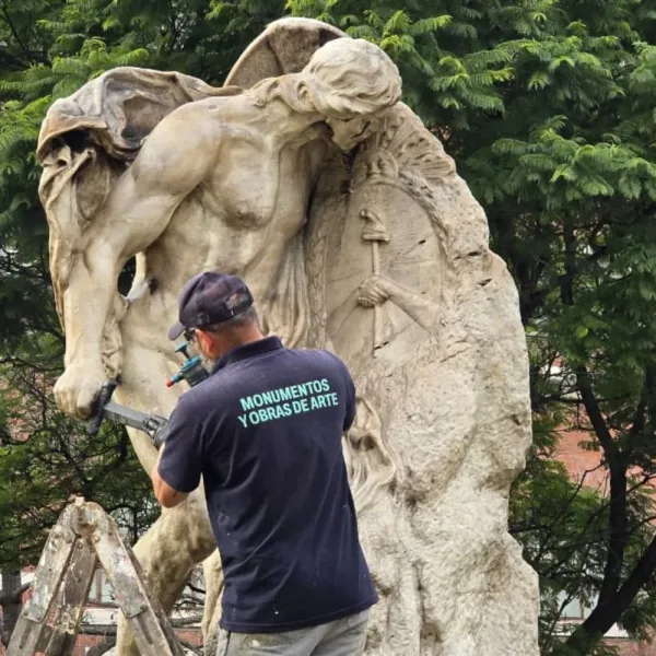 Cómo es el trabajo de mantenimiento de las esculturas de la Ciudad de Buenos Aires