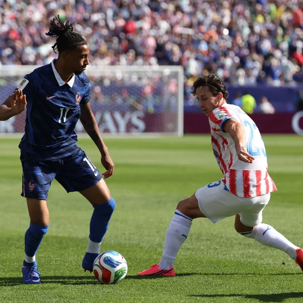La FIFA rechazó el pedido de Francia para sacarle la tarjeta amarilla a Michael Olise