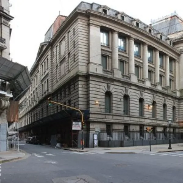 Denuncian a estudiantes del Nacional Buenos Aires y el Pellegrini por generar fotos íntimas con IA