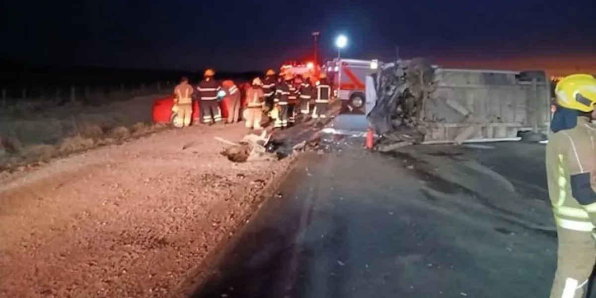Choque fatal en Córdoba: dos personas murieron y 17 personas resultaron heridas