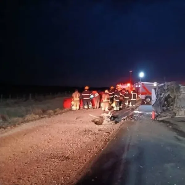 Choque fatal en Córdoba: dos personas murieron y 16 niñas resultaron heridas