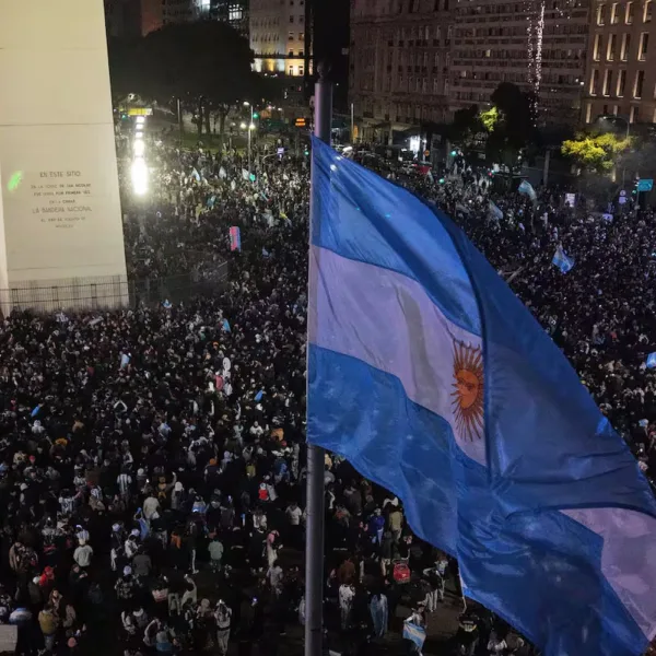 Miles de hinchas coparon el Obelisco tras la agónica clasificación de Argentina a semifinales