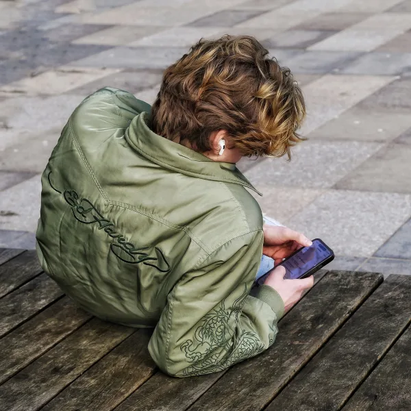 Alertan por el impacto de las pantallas en la salud mental adolescente