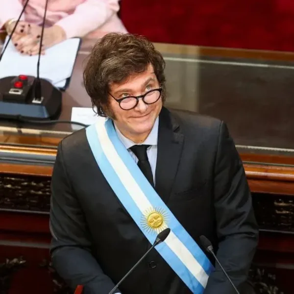 Milei vs. Kicillof: qué dicen las encuestas; Repartidores endeudados con apps; La Selección pide jugar con la camiseta azul y más...
