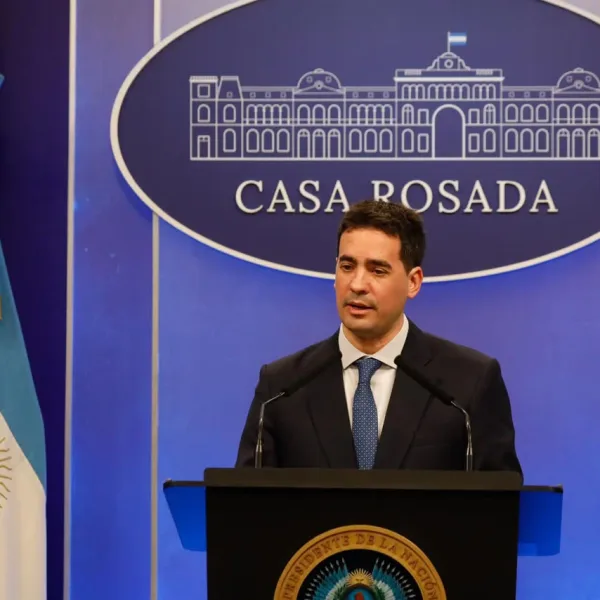 El vocero presidencial sobre la creciente toma de créditos: "No se puede llevar la tarjeta al límite"