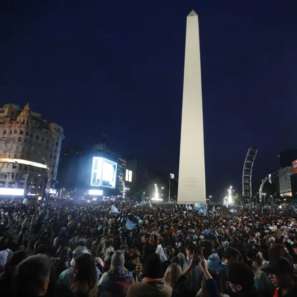 Una multitud celebra en el Obelisco la victoria de Argentina y el pase a la final