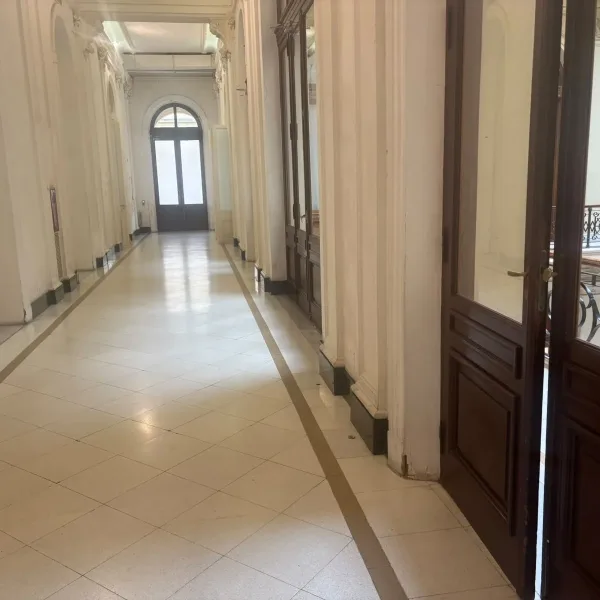 El titular de ATE cuestionó la negativa del Gobierno de dictar asueto mostrando los pasillos de la Casa Rosada vacíos
