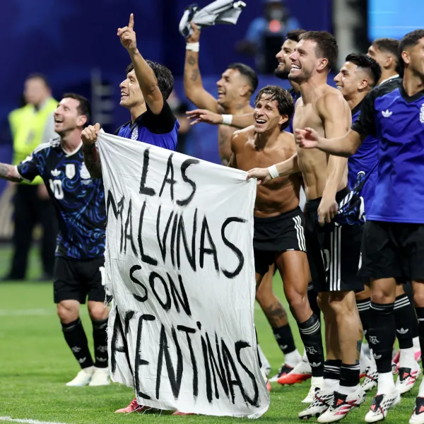 El Reino Unido criticó el festejo argentino con la bandera de Malvinas: "Deben ser excluidos de la final"