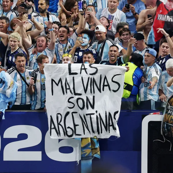 El origen de la bandera de Malvinas que desplegó la Selección tras eliminar a Inglaterra