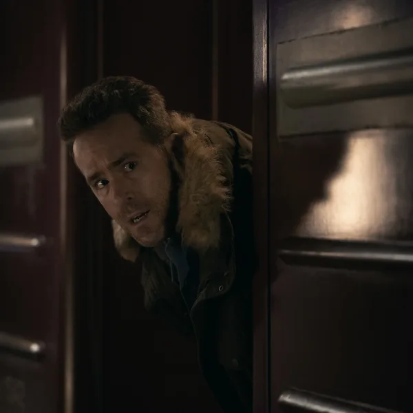 Llega "Mayday", la comedia protagonizada por Ryan Reynolds y Kenneth Branagh