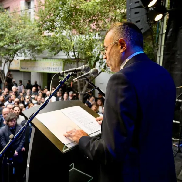 Con duras críticas a la Justicia, el presidente de la AMIA denunció que la causa está "cajoneada"
