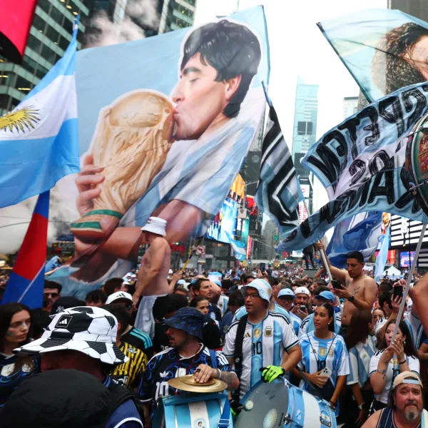 Times Square habló en argentino: banderazo multitudinario antes de la final del Mundial
