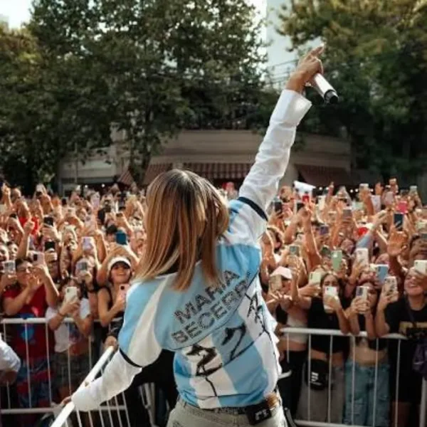 María Becerra viaja a Nueva York y crecen las versiones sobre el himno en la final
