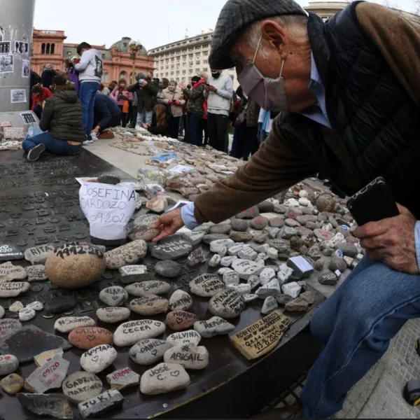 Retiraron de forma preventiva el memorial por las víctimas del Covid-19 de Plaza de Mayo