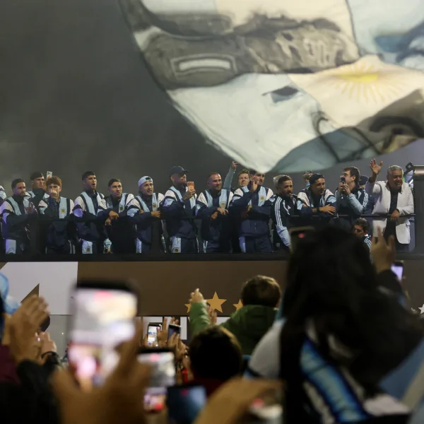 La Selección Argentina regresó al país y saludó a los hinchas desde un micro descapotable