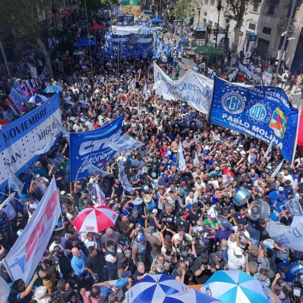 La CGT, las CTA y movimientos sociales marchan al Congreso junto a los jubilados