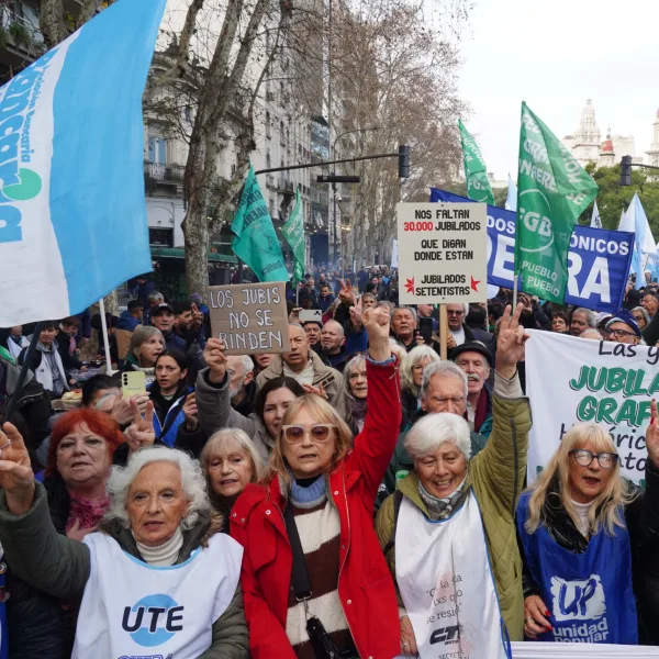 Los jubilados marcharon al Congreso con el respaldo de la CGT y organizaciones sociales