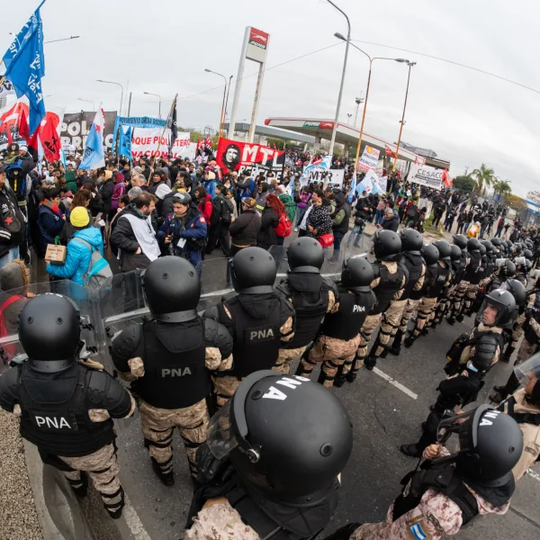 Tensión en los accesos a Capital Federal: organizaciones sociales marchan al Congreso
