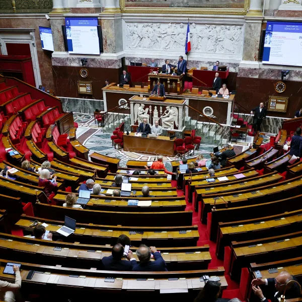 Francia prohíbe el acceso a redes sociales a los menores de 15 años