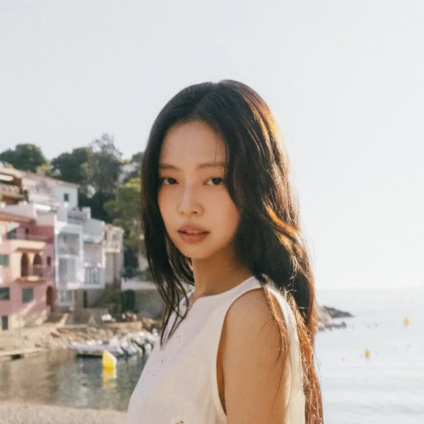 Jennie cautiva con nuevo single "Less than a Lover"