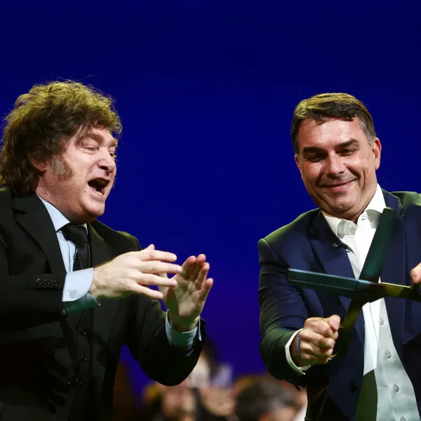 "Vinimos a acompañar la ola azul": el mensaje de Milei junto a Flávio Bolsonaro