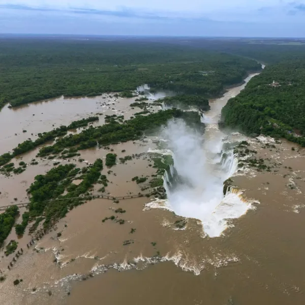 Cerraron la Garganta del Diablo por la crecida del río Iguazú: cuándo podría reabrir