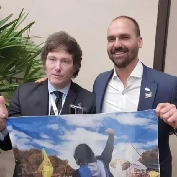 Javier Milei viajó a Brasil: apoyo a Flávio Bolsonaro, agenda con la derecha y la foto que la Justicia le prohibió