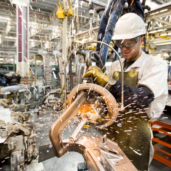 La industria volvió a caer en junio y cerró el semestre en rojo