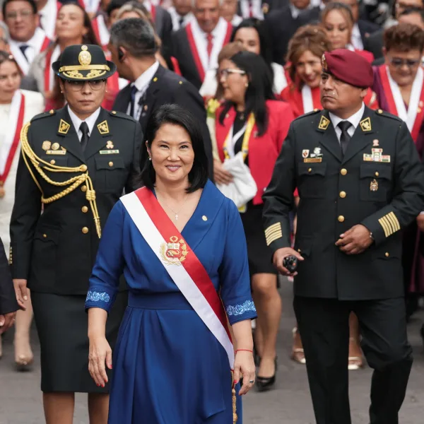 Keiko Fujimori asumió la presidencia de Perú y anunció el despliegue de las Fuerzas Armadas