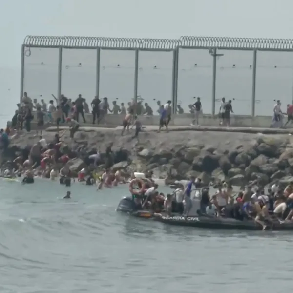 Ceuta declaró la emergencia tras la llegada de casi 2.000 migrantes desde Marruecos