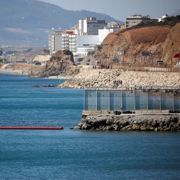 España instaló una "barrera neumática" en el mar para frenar el ingreso de migrantes a Ceuta