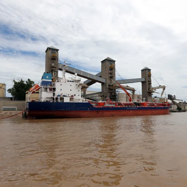 Paro portuario: más de 140 barcos están varados por un conflicto con el Gobierno