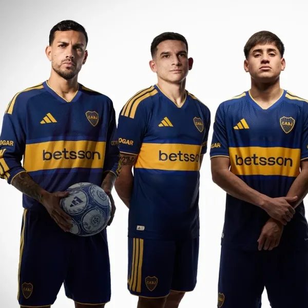 Boca presentó su nueva camiseta, con el regreso del escudo clásico