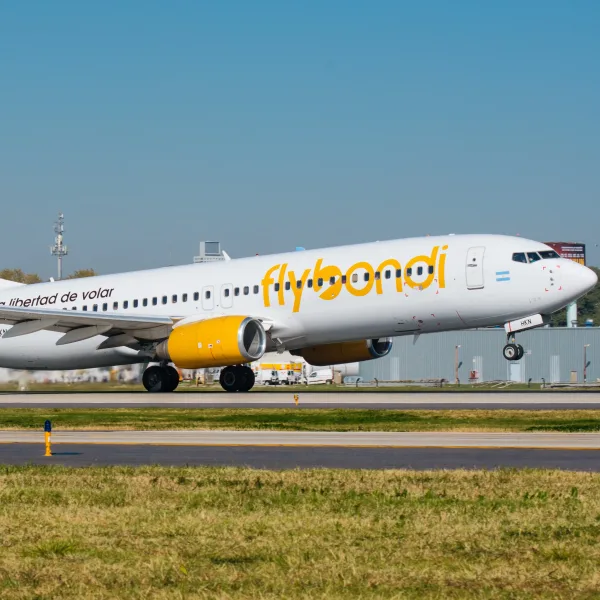 Flybondi podrá seguir operando tras presentar un plan de acción, pese a que canceló más de 120 vuelos