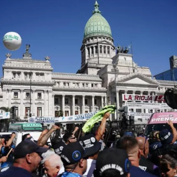 Marcha al Congreso contra la reforma de la Ley de Tierras: cortes y desvíos