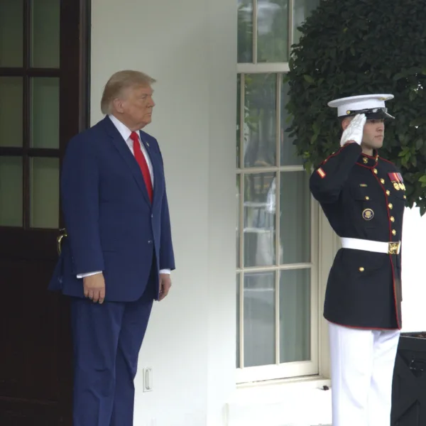 Donald Trump negó una crisis de municiones en Estados Unidos y apuntó contra las filtraciones sobre el conflicto con Irán