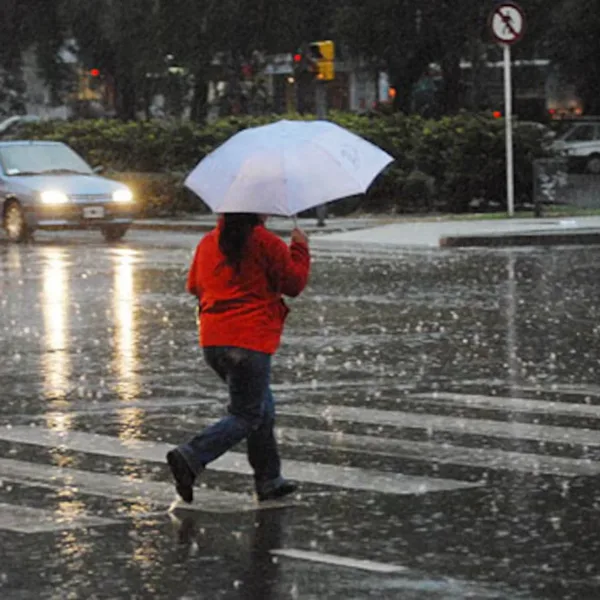 Diluvia en el AMBA: rigen alertas por tormentas y vientos