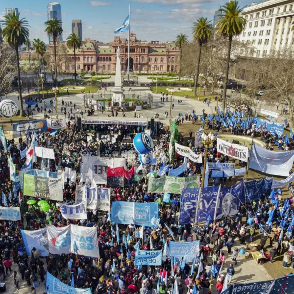 Miles de fieles se congregaron en Liniers mientras sindicatos marcharon hasta Plaza de Mayo