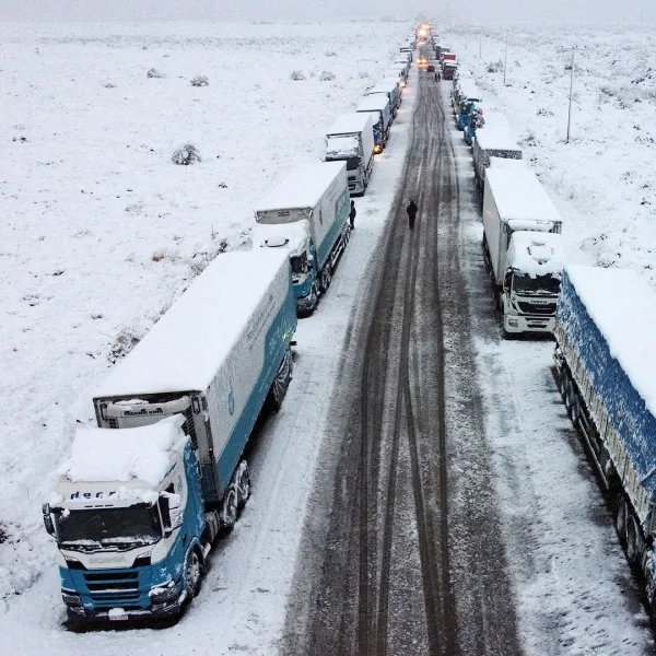 Caos en la cordillera: miles de camiones varados y más de 15 pasos cerrados