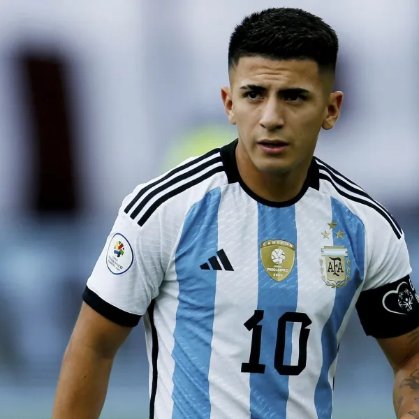 Thiago Almada contó quiénes llevaron la bandera de Malvinas