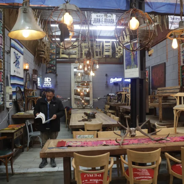 La historia detrás de los muebles que vuelven a vivir en el Mercado de Pulgas, que se está renovando