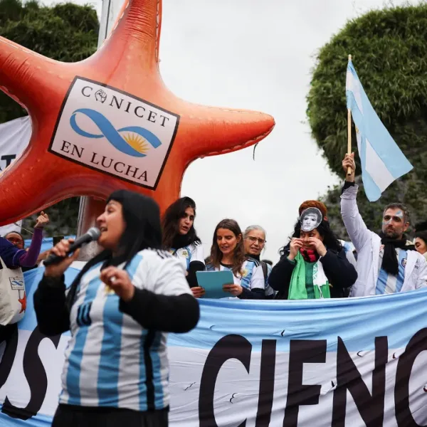 "Ciencia en lucha": la comunidad científica marchó al Obelisco contra los recortes del Gobierno