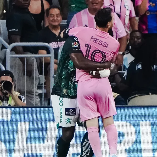 Lionel Messi volvió a jugar tras la pérdida de su papá y fue ovacionado