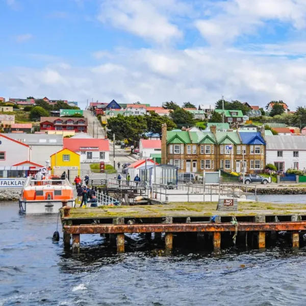 Alerta en Malvinas: exigen un referéndum por el impacto ambiental de un megaproyecto salmonero